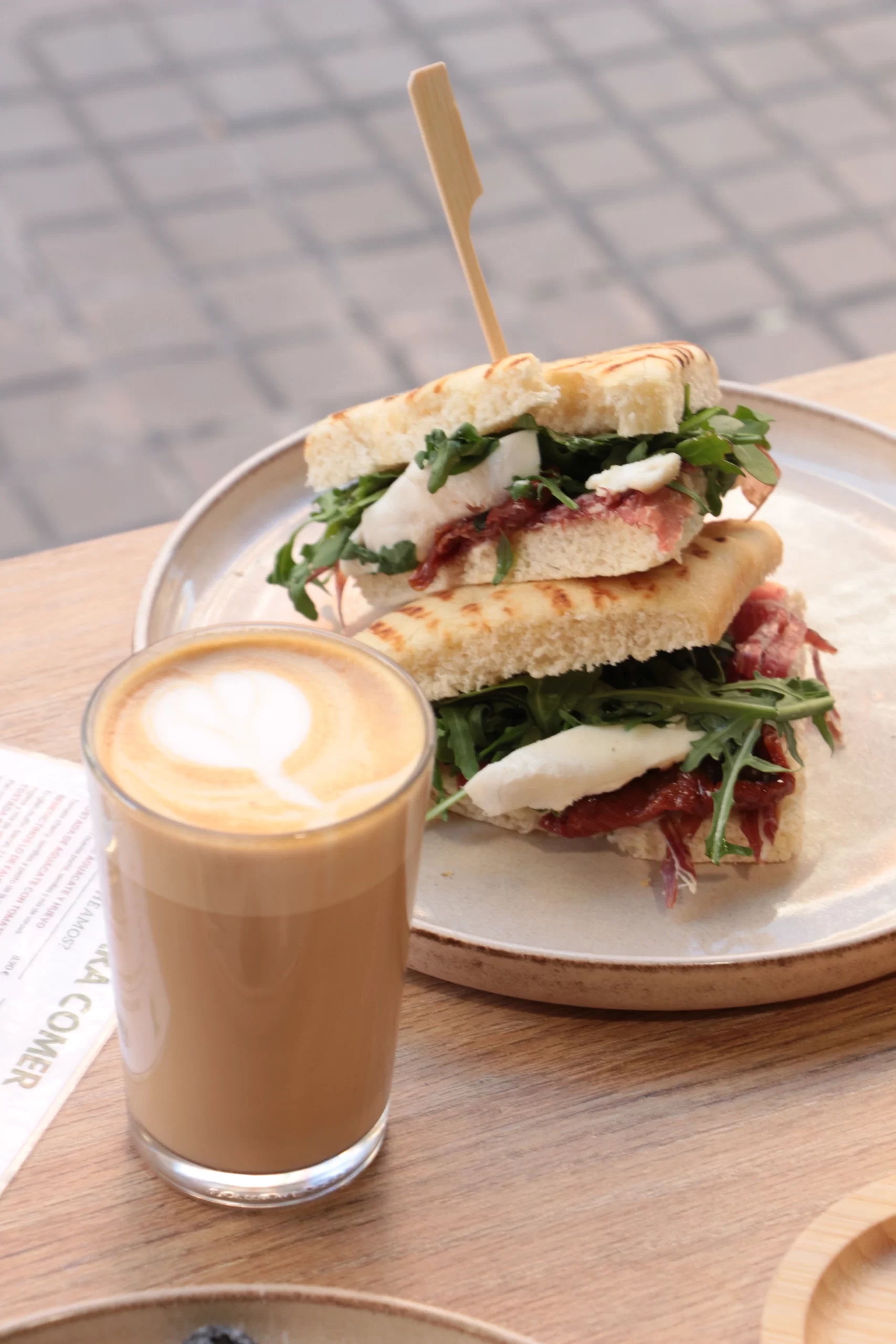 Focaccia de Iberico, rucula, burrata, tomates secos